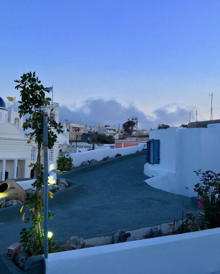 Ανακατασκευή τριών κατοικιών σε παραδοσιακό οικισμό στη Σαντορίνη