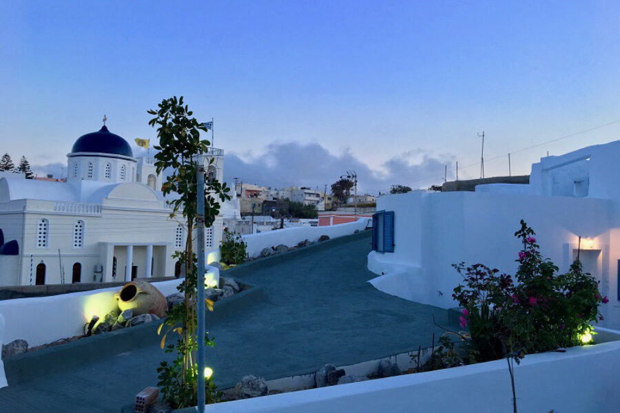 Ανακατασκευή τριών κατοικιών σε παραδοσιακό οικισμό στη Σαντορίνη